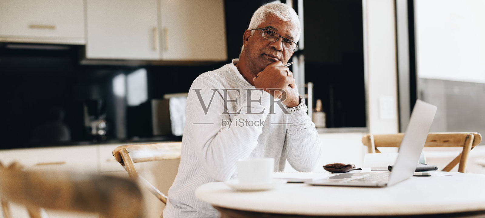 居家办公的资深企业家照片摄影图片