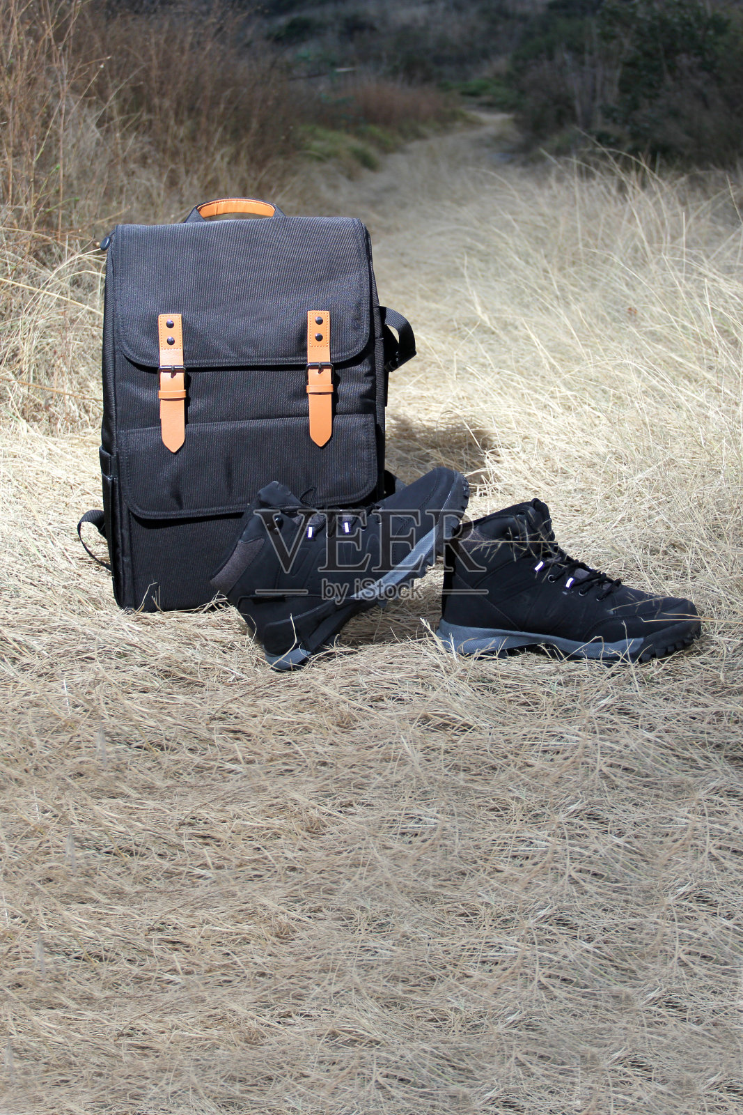 日出时登山用的背包，保温杯和靴子，极限户外运动的装备照片摄影图片