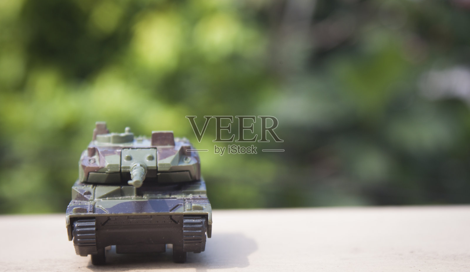 带有迷彩的玩具坦克照片摄影图片