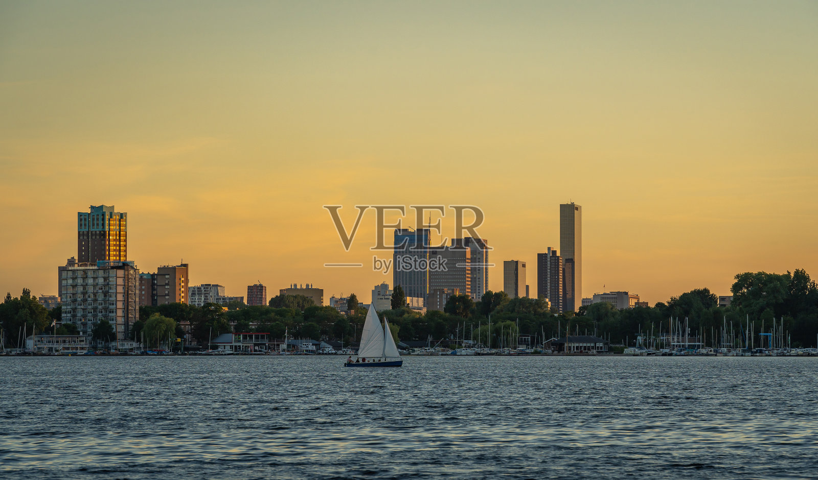 鹿特丹日落时的天际线，前景是克拉林根湖照片摄影图片
