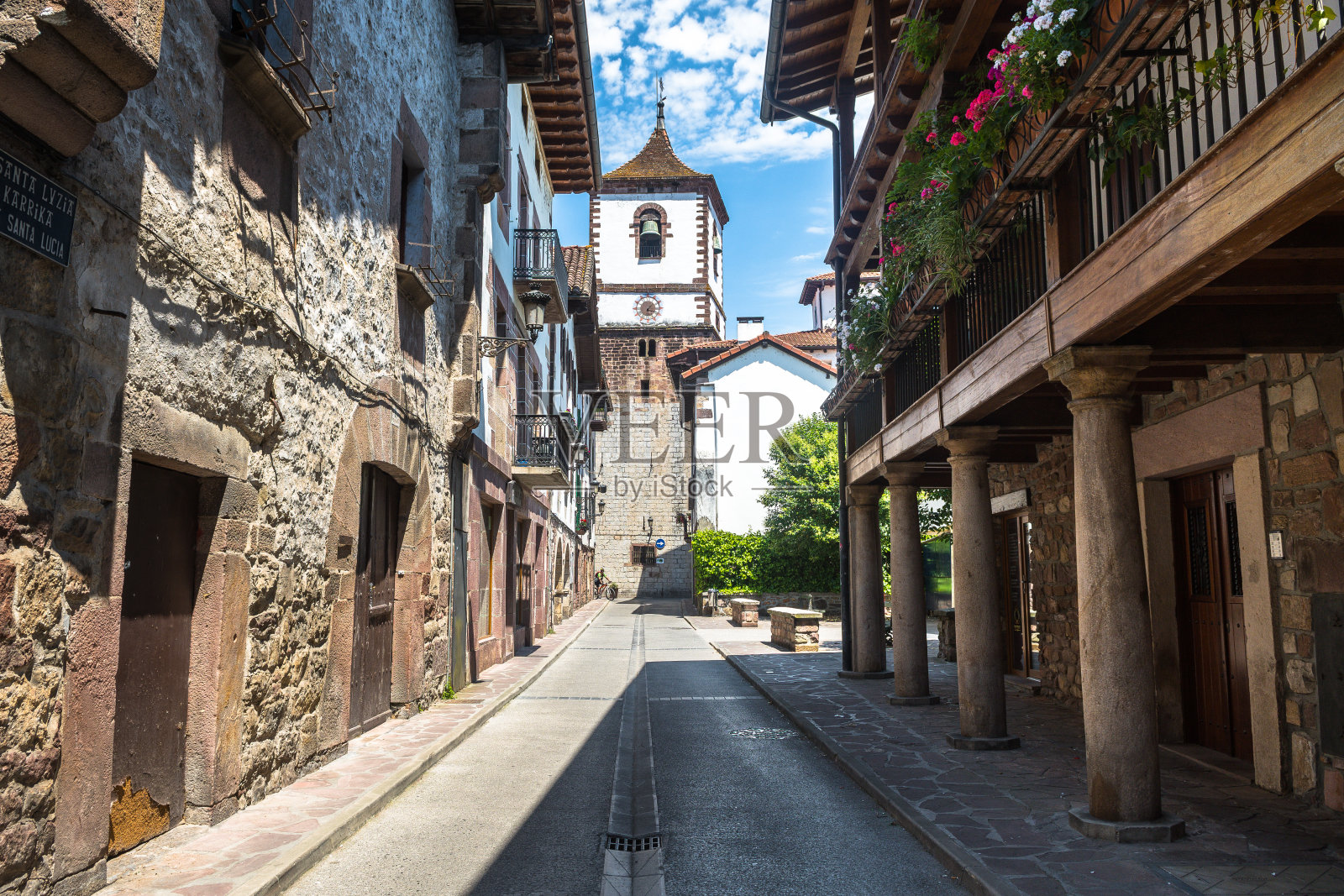 巴泽坦河谷的主要城镇埃利桑多的街景照片摄影图片