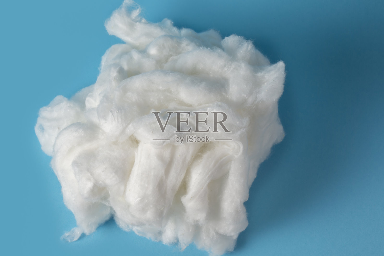 蓝色背景的白色棉絮。微妙的云。块状棉，蓝色上孤立的羊毛照片摄影图片