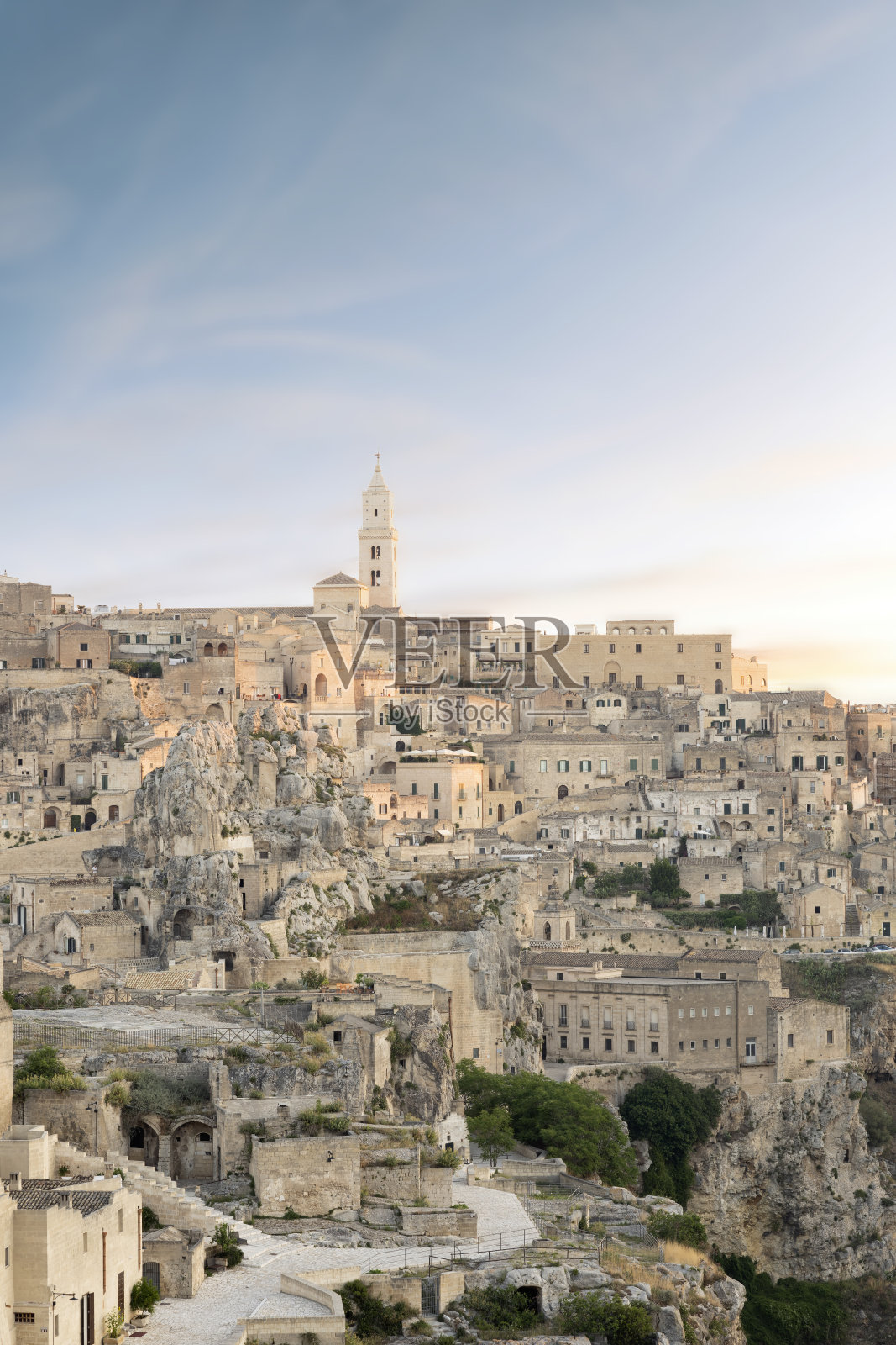 在美丽的日出期间，马泰拉村的美丽景色。马泰拉是位于意大利南部巴西利卡塔地区的一座城市。照片摄影图片