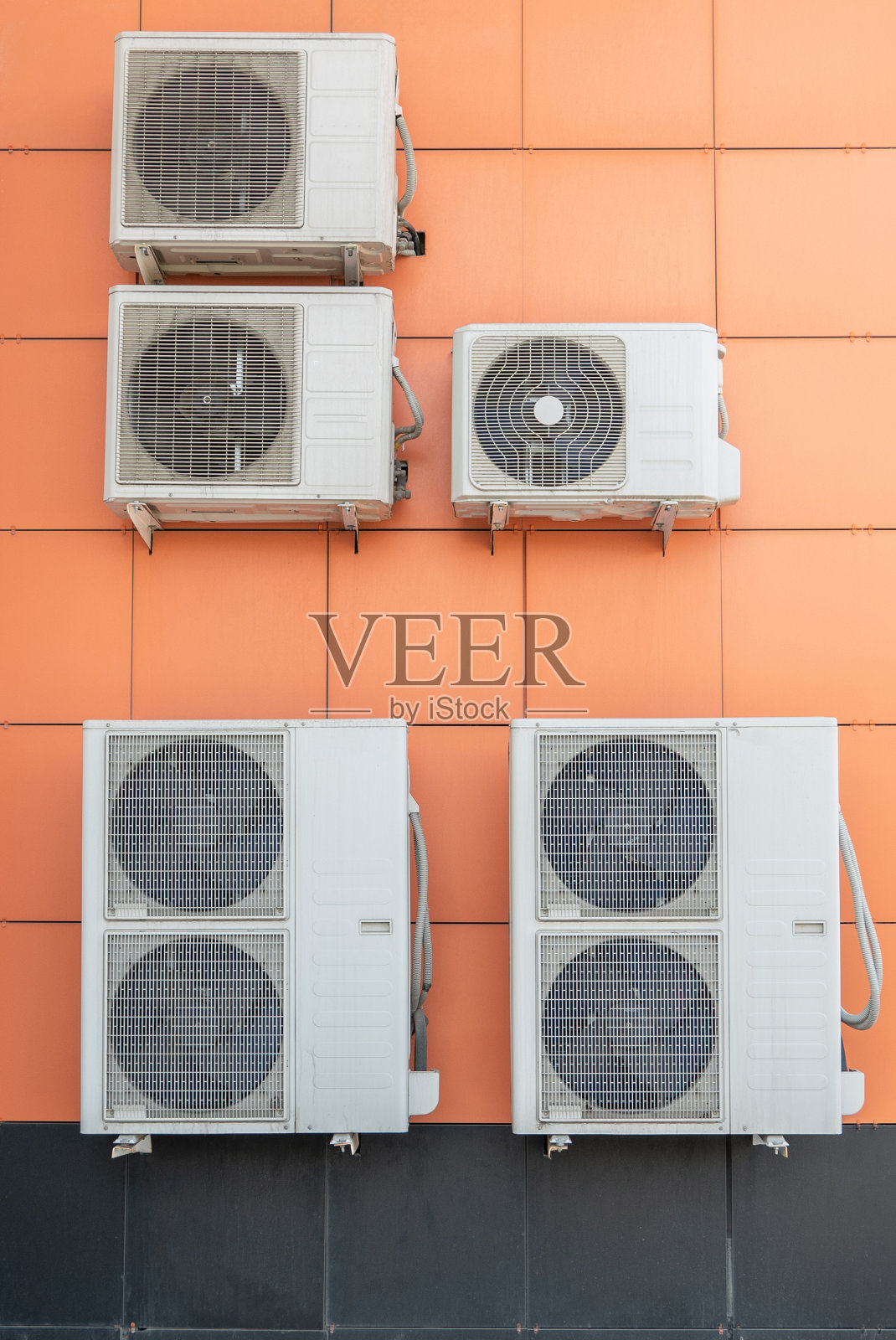 空调压缩机安装在室外橙墙照片摄影图片