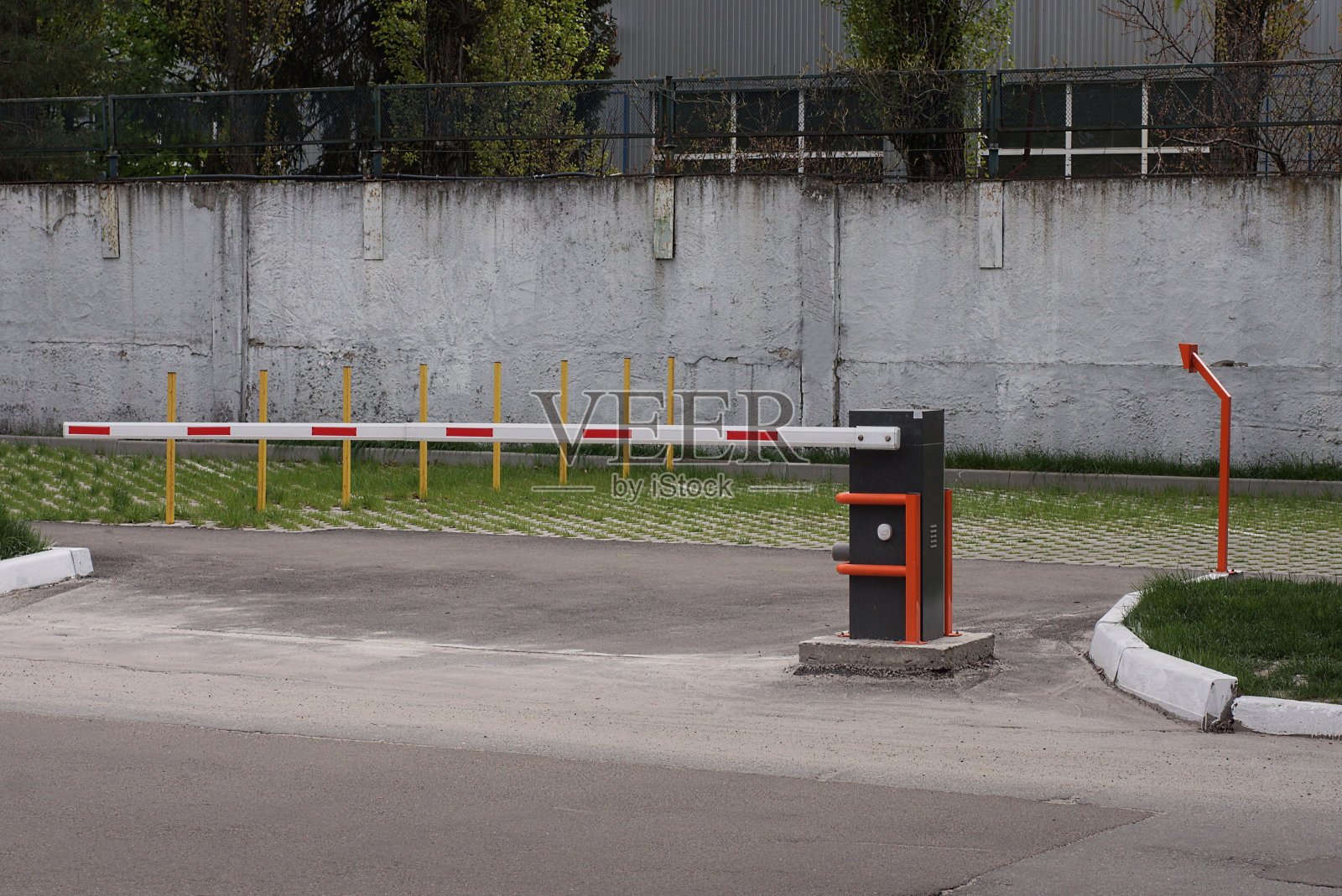 街道上有一个封闭的白红色自动路障照片摄影图片