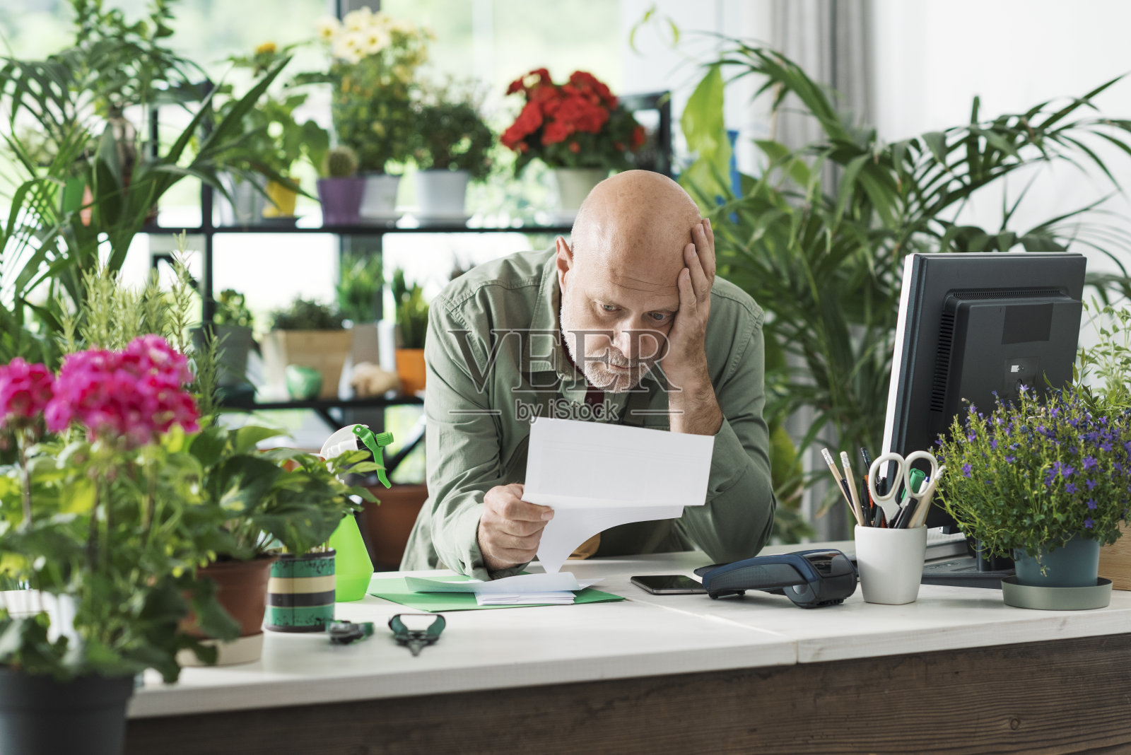 企业主检查昂贵的账单照片摄影图片