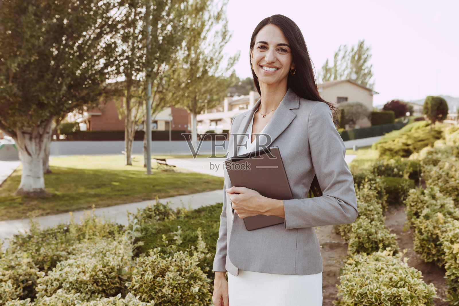 城市快乐的商业女性手持和使用平板电脑和工作照片摄影图片