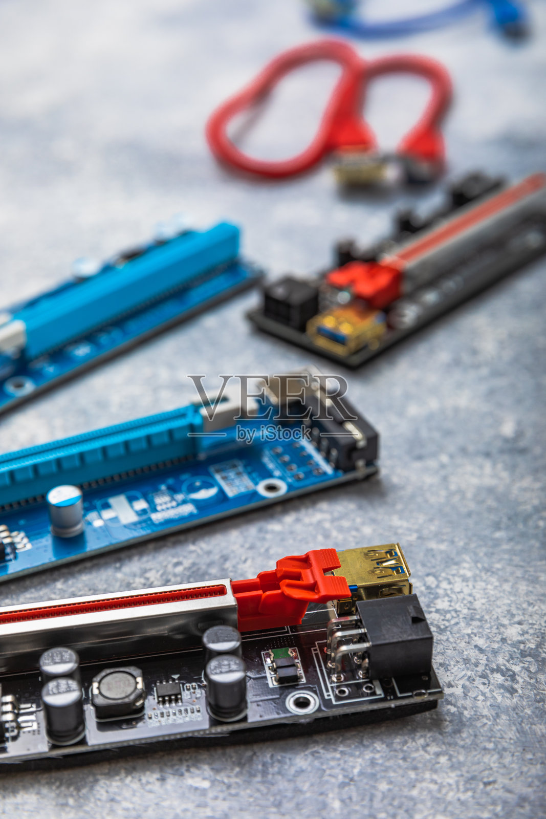 用于在白色背景上挖掘加密货币的显卡适配器。照片摄影图片