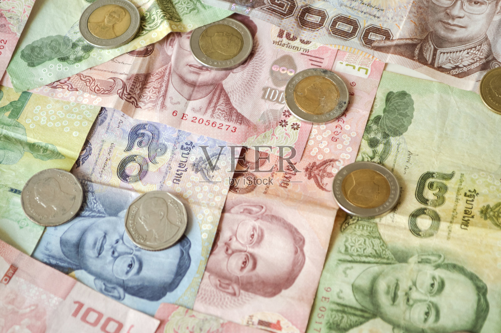 不同面额的泰铢。照片摄影图片