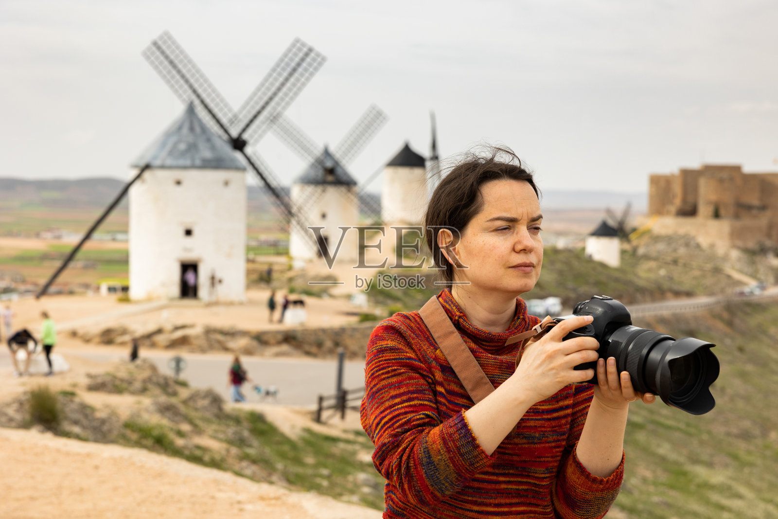 女游客拍下了康苏格拉市的风车。西班牙照片摄影图片
