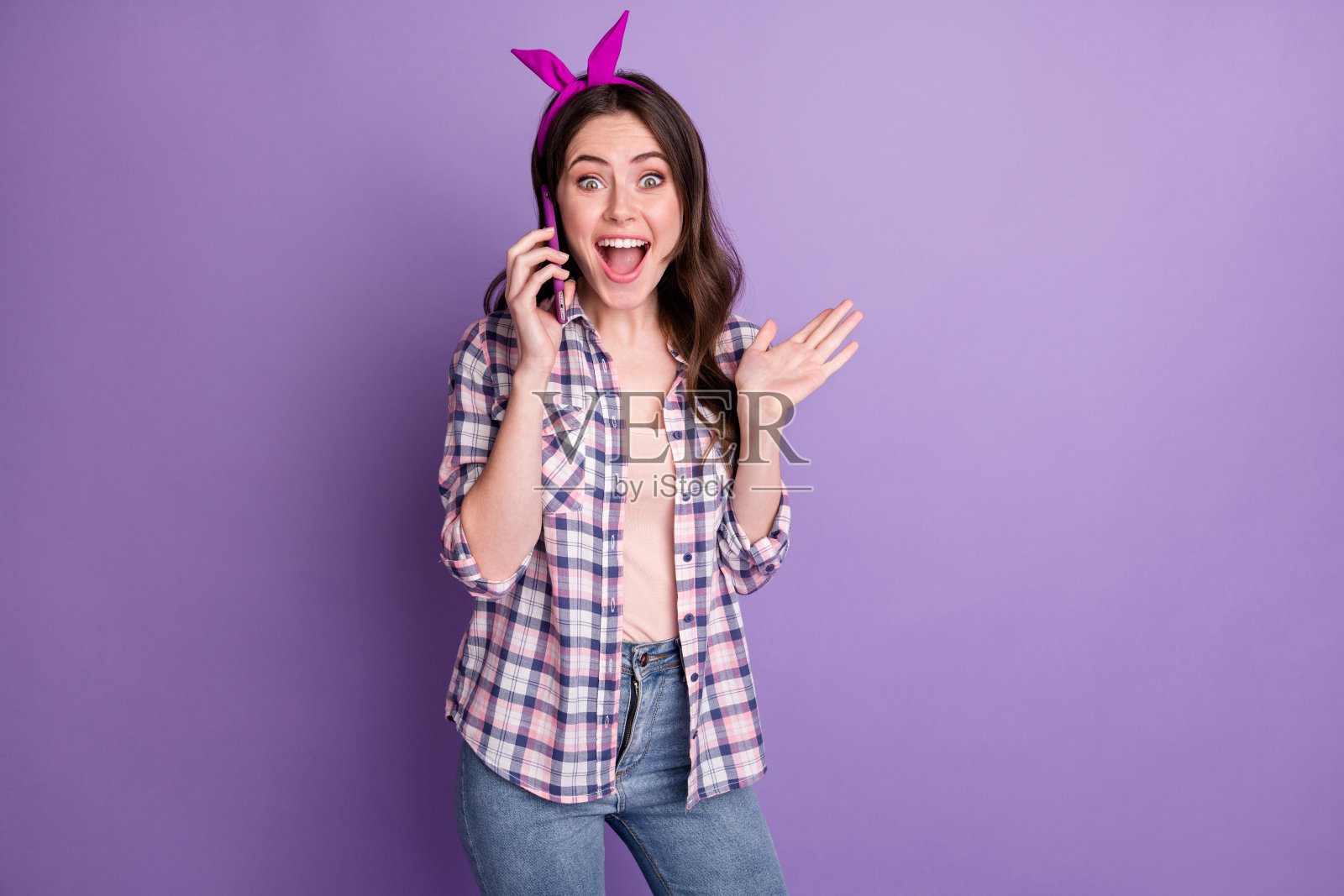 照片肖像开朗惊讶的女人说话的手机盯着孤立的明亮的紫色背景照片摄影图片