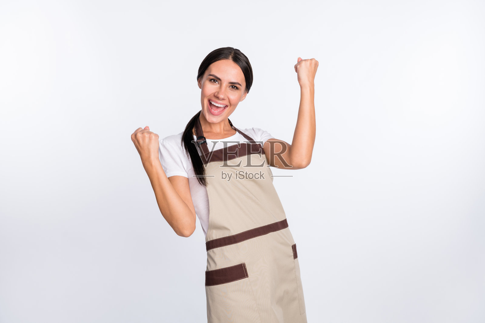 惊讶的正夫人的肖像拳头张开嘴喊耶庆孤立在白色背景照片摄影图片