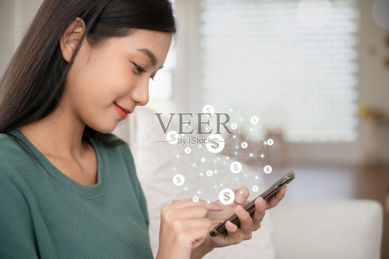 亚洲女性手中使用的智能手机与在线交易应用程序。金融科技概念——金融科技照片摄影图片