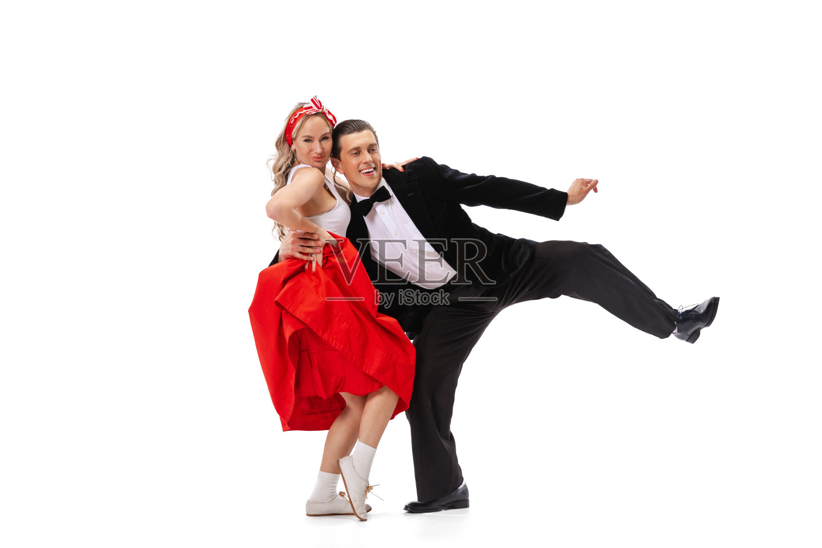 富有表现力的一对舞者在复古复古风格的服装跳舞交际舞孤立在白色背景。艺术、音乐、时尚、风格概念照片摄影图片