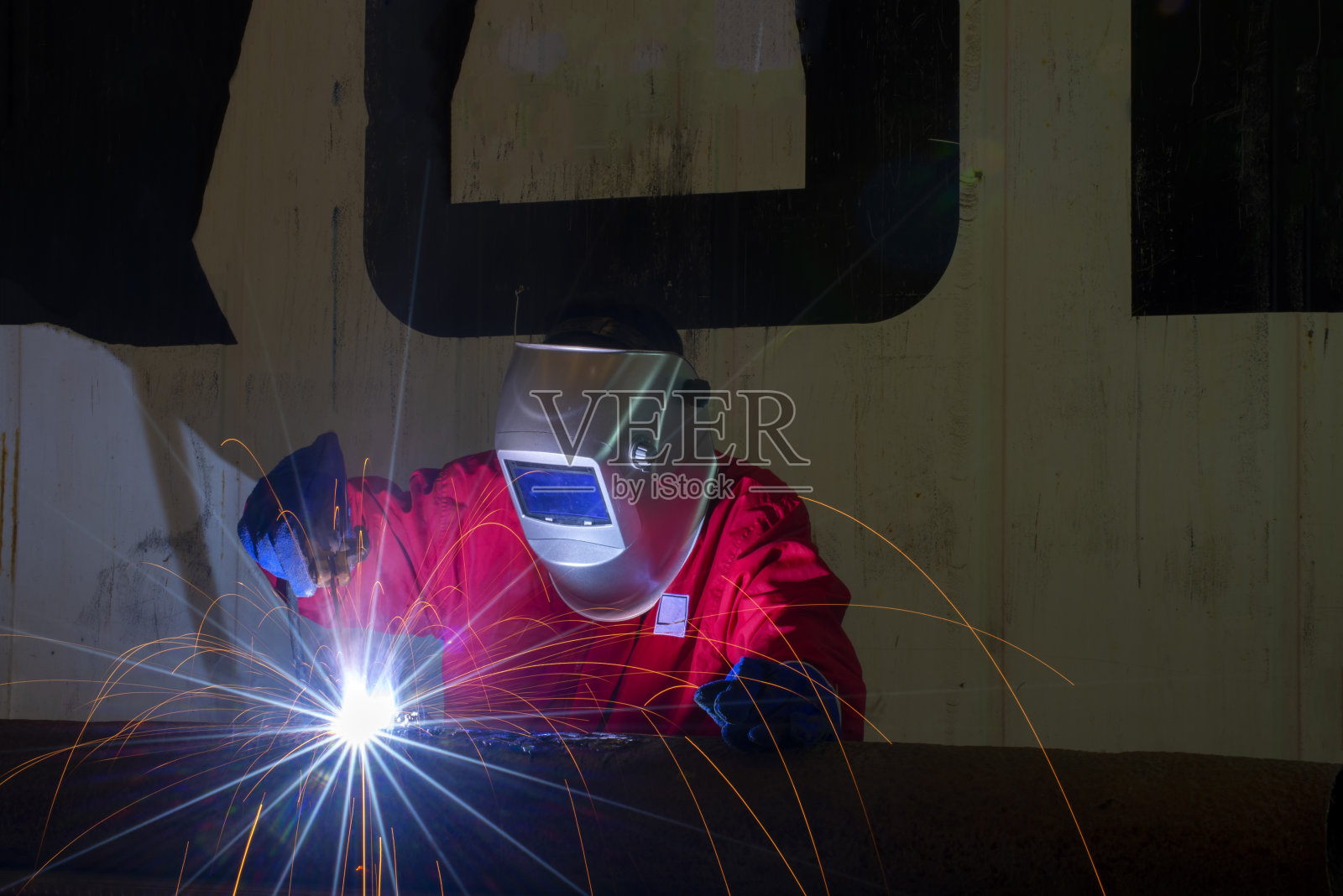 在管道施工上焊接管子照片摄影图片