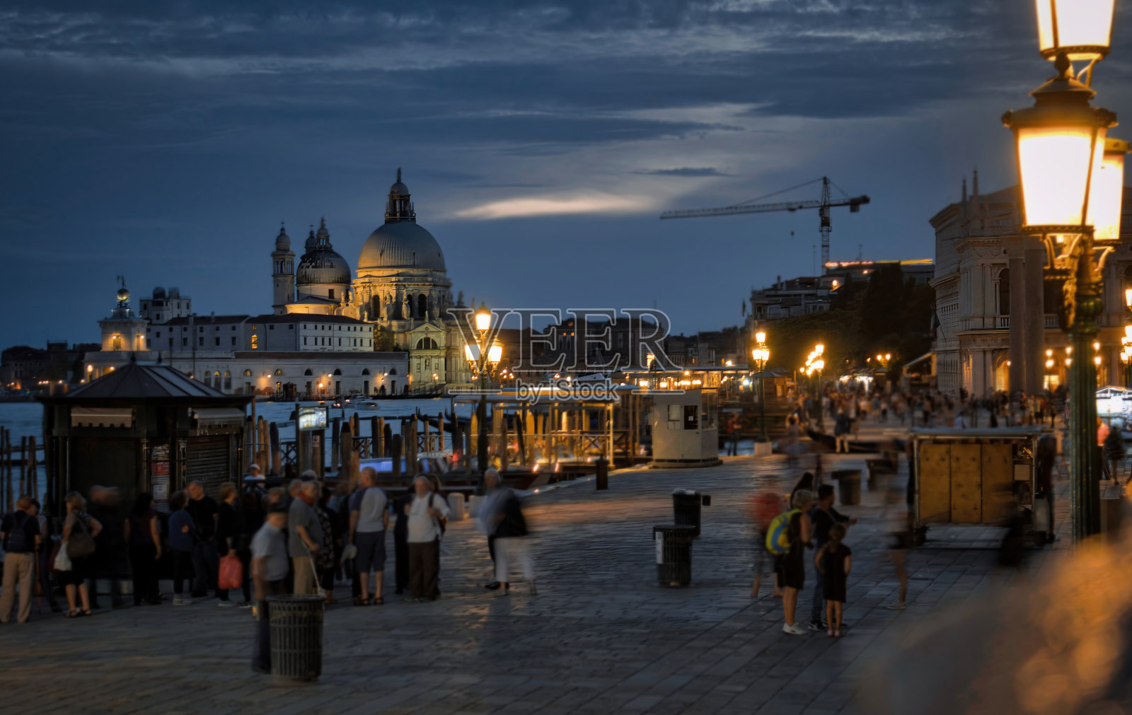 运动模糊了游客对圣玛丽的健康大教堂或大教堂的圣玛丽亚德拉致敬夜间照片摄影图片
