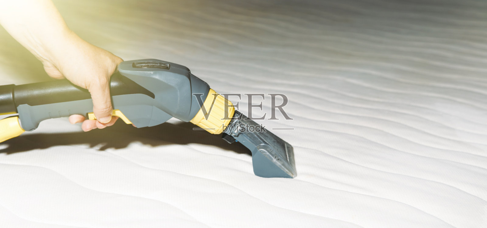 用吸尘器清理床垫照片摄影图片