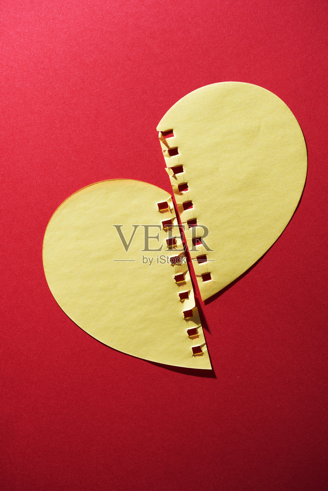 泪心形状的黄色便签对红色的背景照片摄影图片