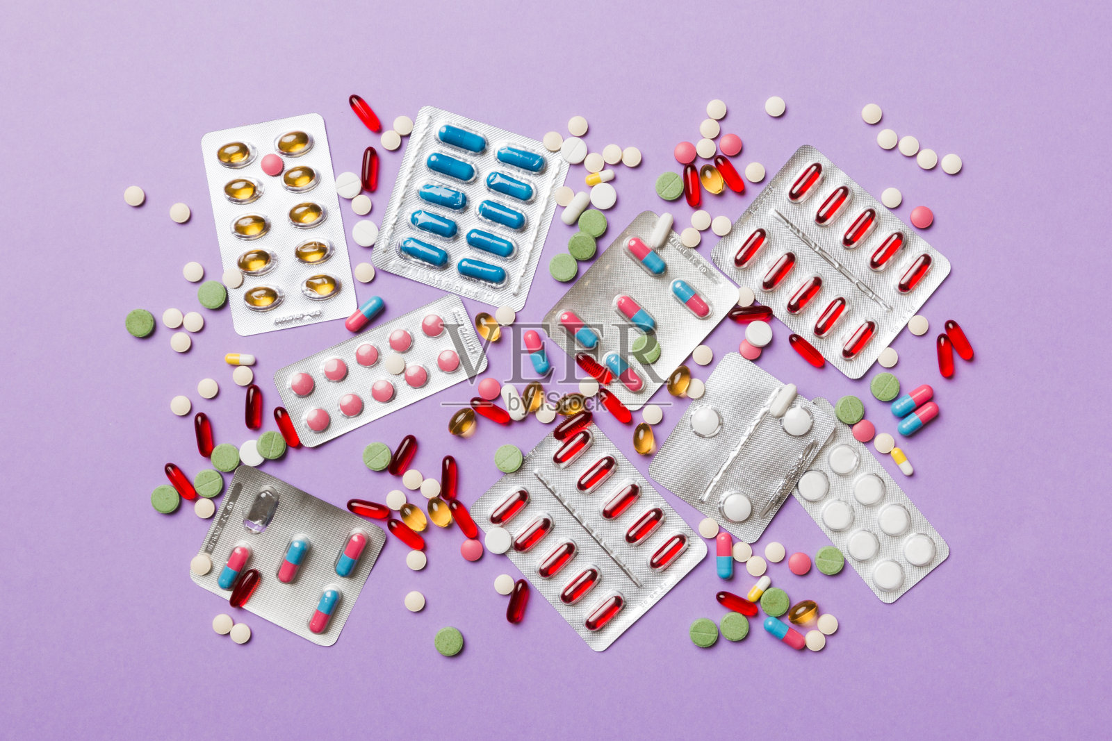 桌上有防护口罩或外科口罩、药片和温度计。冠状病毒疾病。冠状病毒的概念。空间的文本照片摄影图片