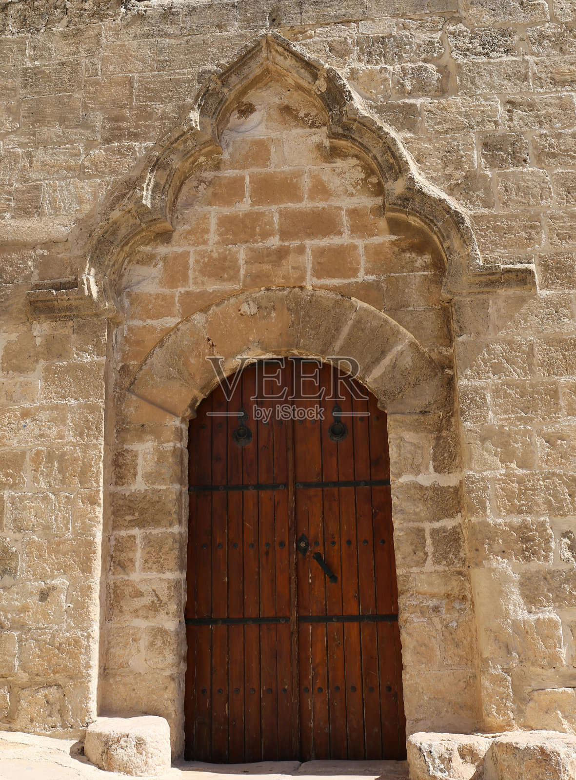 棕色木门的老房子照片摄影图片