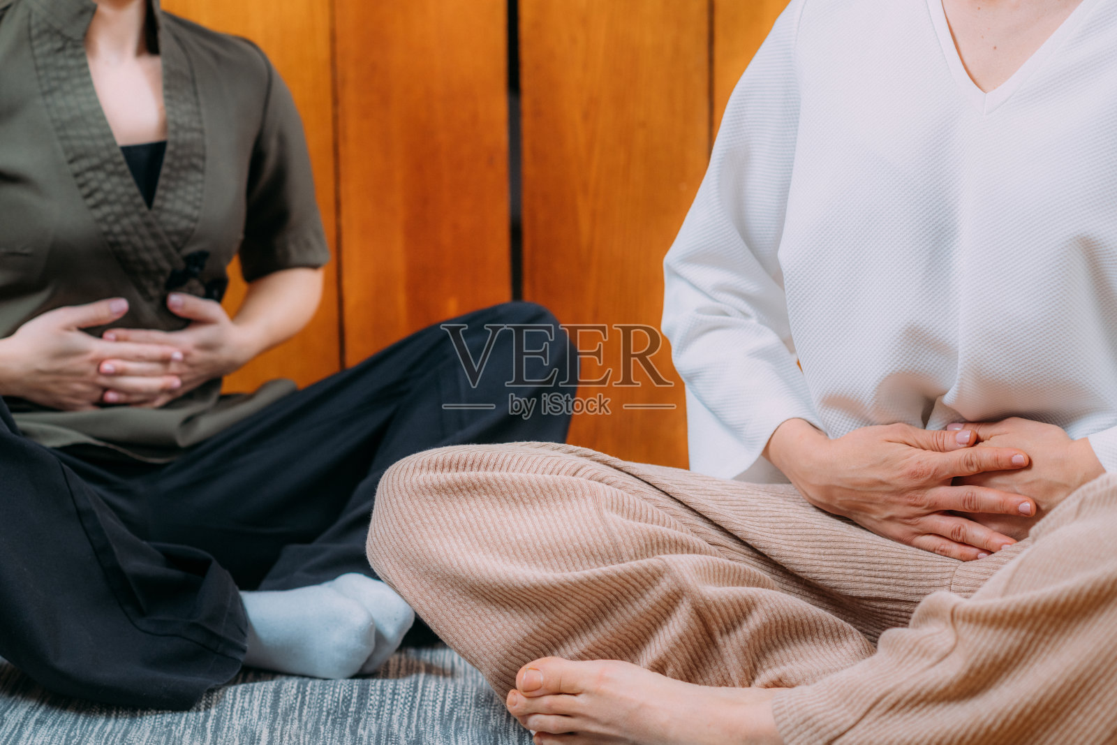 鼻孔交替呼吸法，深呼吸照片摄影图片