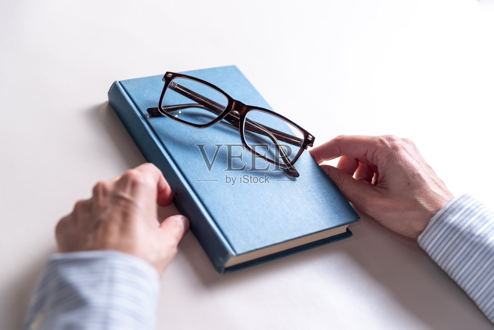 人的手，蓝皮书和放大镜，复印空间，阅读，近视，教育理念，选择性聚焦照片摄影图片
