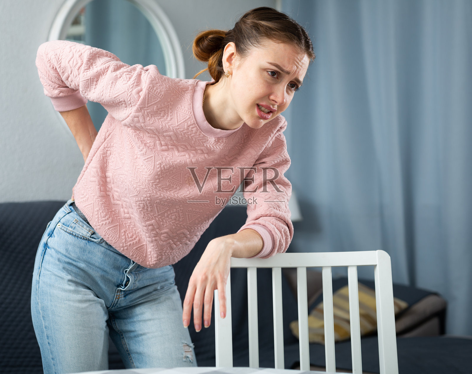年轻女子正遭受背痛照片摄影图片