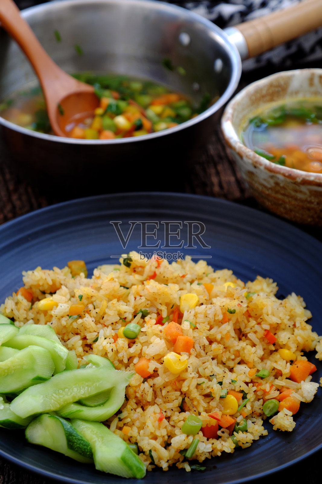 晚餐是素食，抓斗炒饭配蔬菜汤照片摄影图片