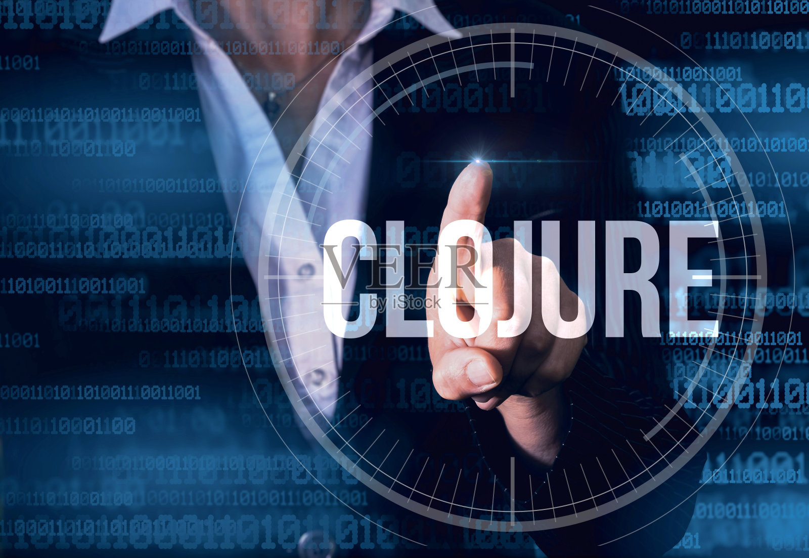 在虚拟屏幕上用手指按CLOJUREL按钮的商业女性。照片摄影图片