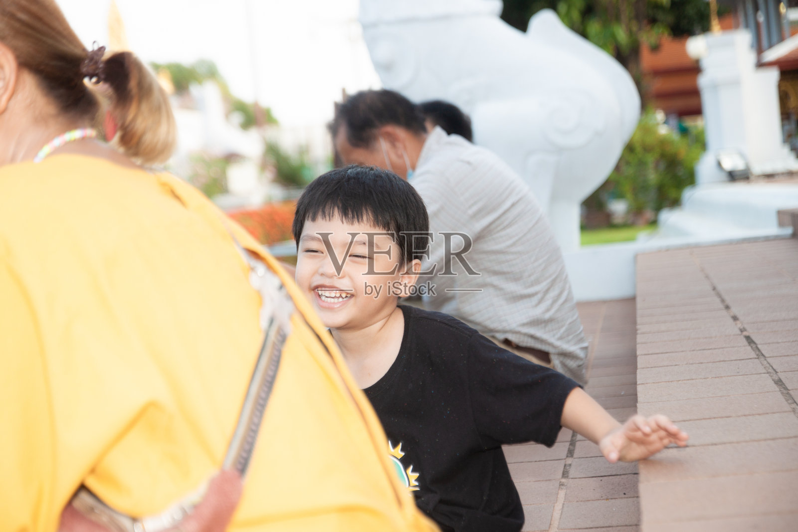 两个孩子在寺庙里照片摄影图片