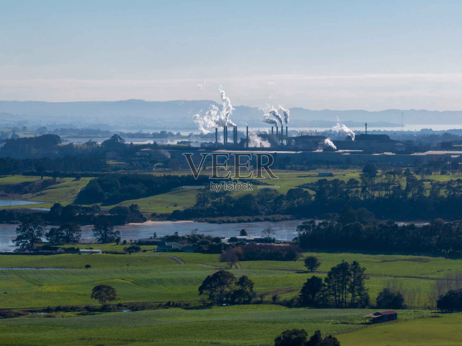 发电厂冒烟的烟囱照片摄影图片