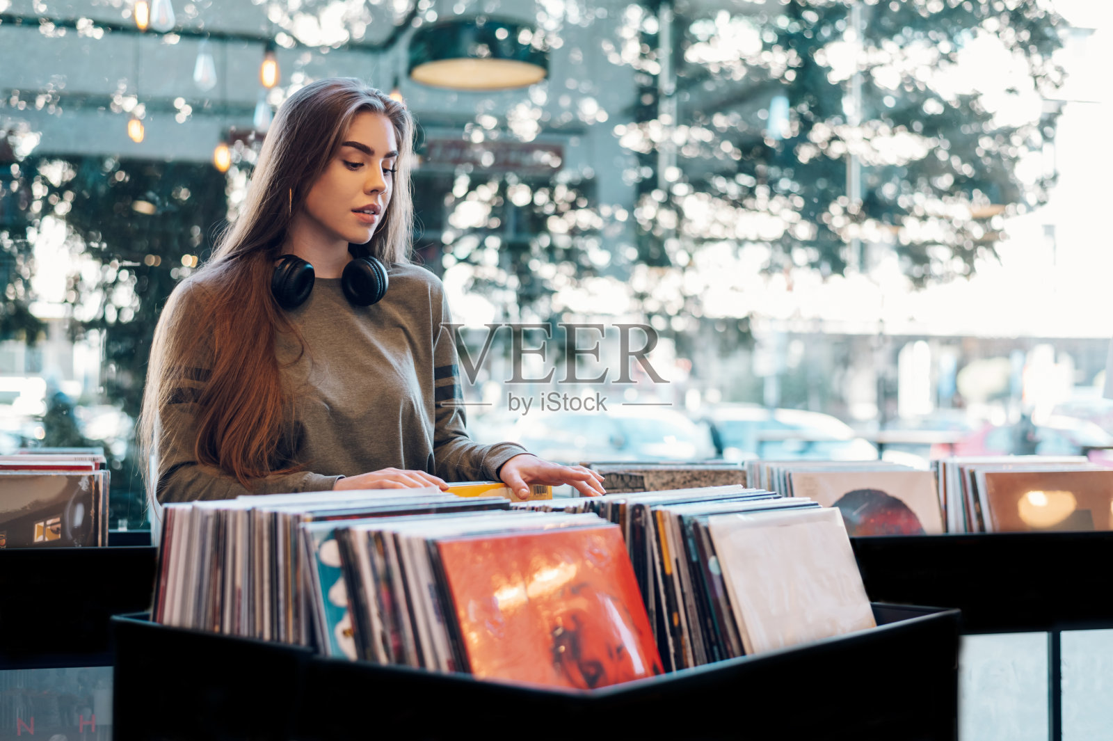 女人在唱片店里挑选黑胶唱片照片摄影图片