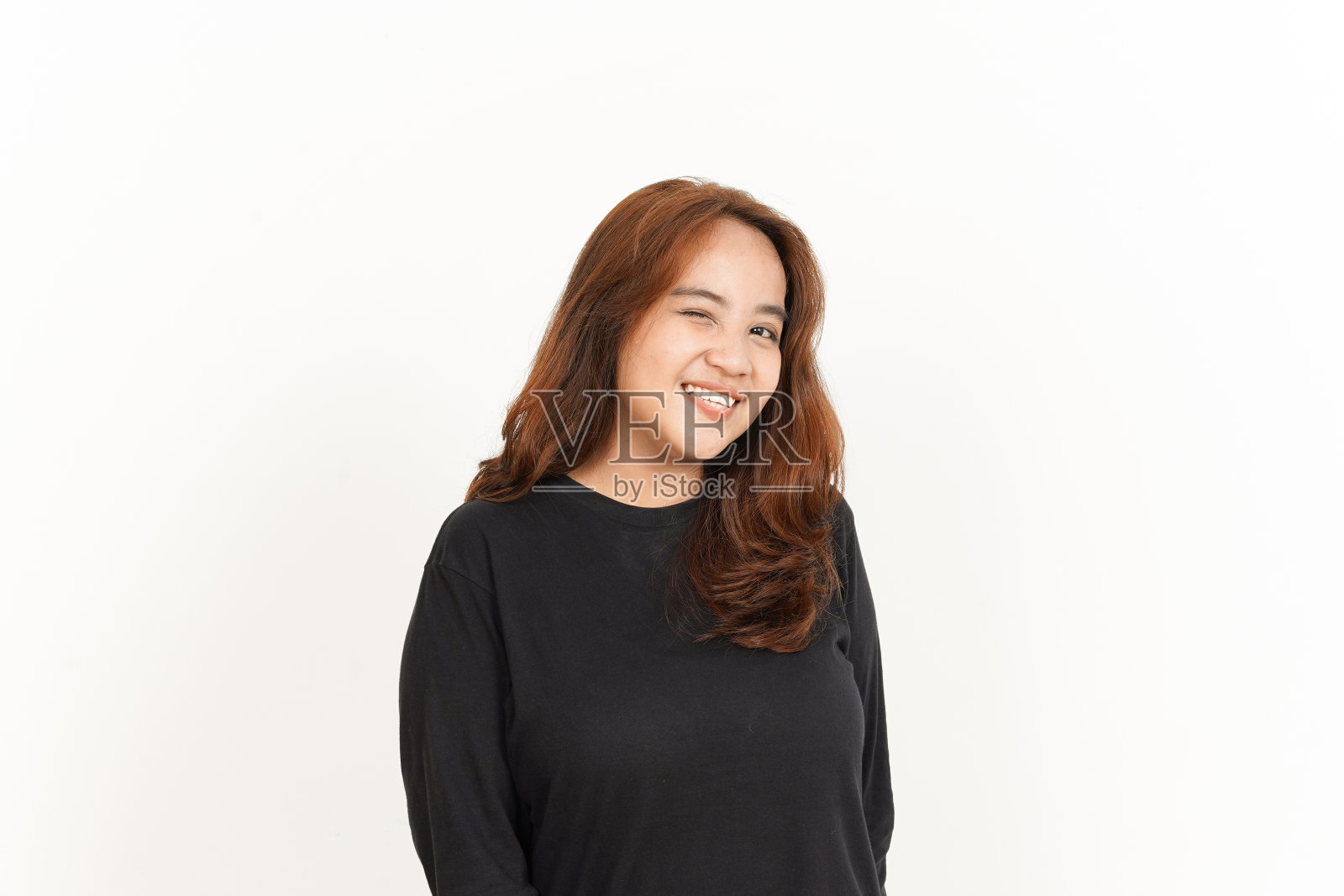 在白色背景上穿着黑色衬衫的美丽亚洲女人的相机眨眼照片摄影图片