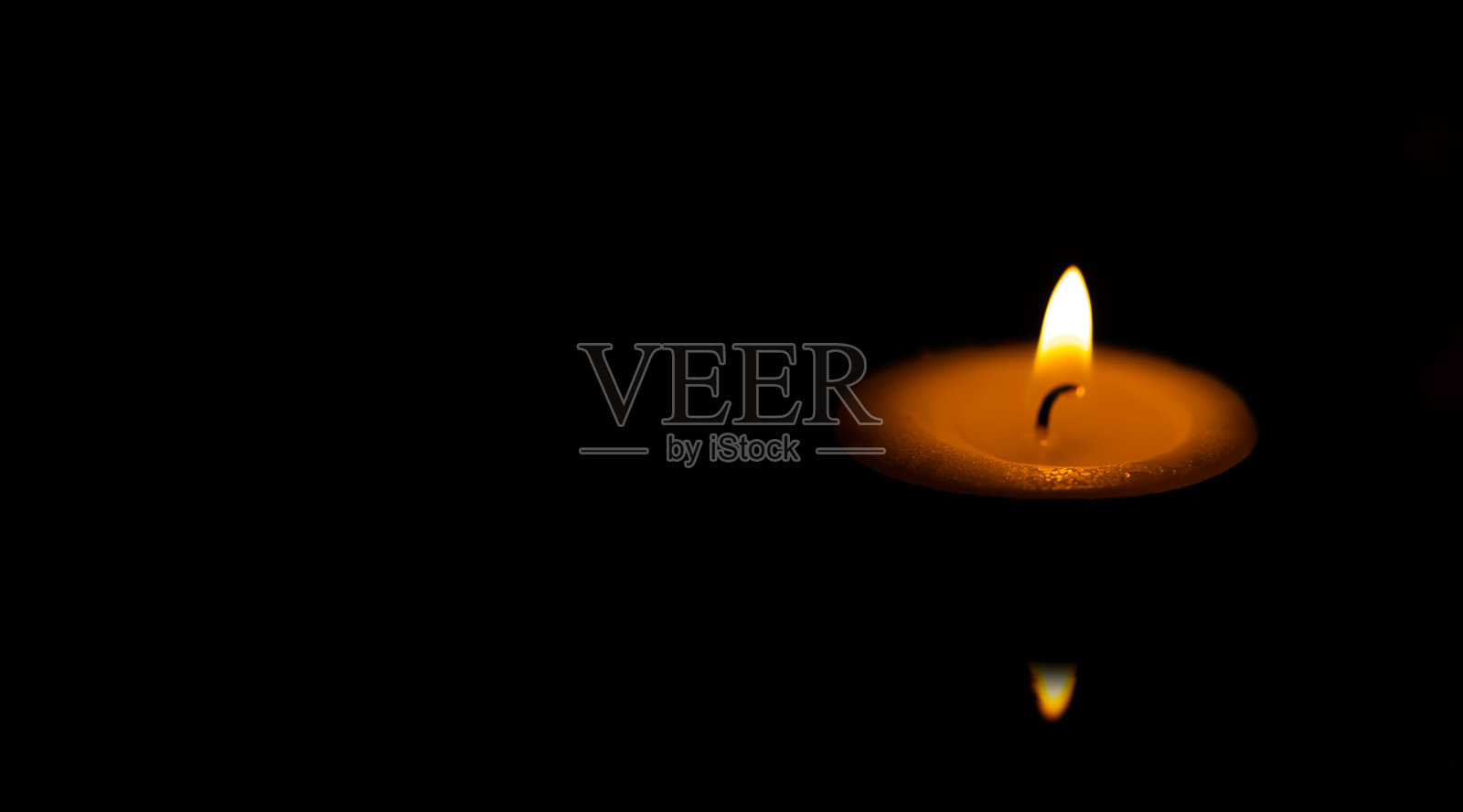 茶光烛孤立。照片摄影图片