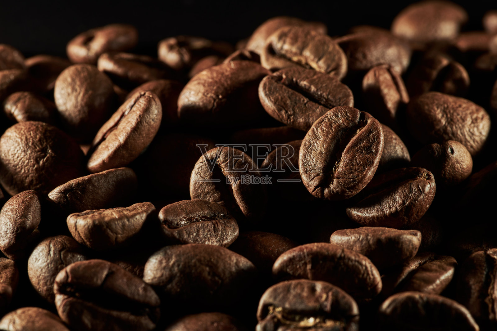 烘焙咖啡豆孤立的黑色背景，剪辑路径照片摄影图片