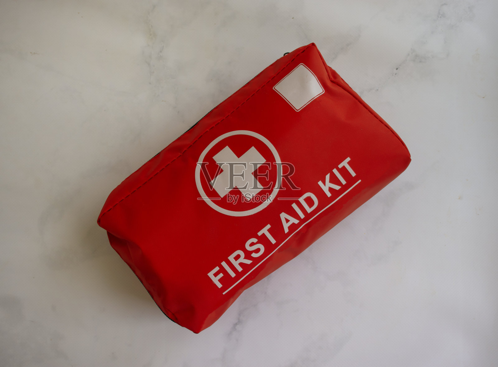 急救箱放在一个浅色的背景上照片摄影图片