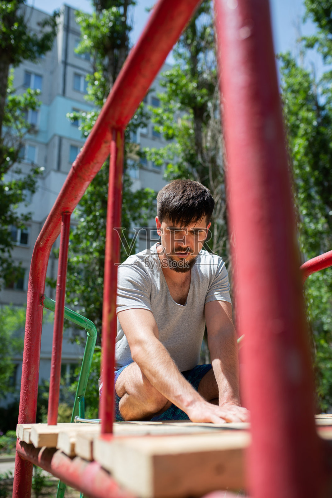 工人们正在做木板的工作照片摄影图片