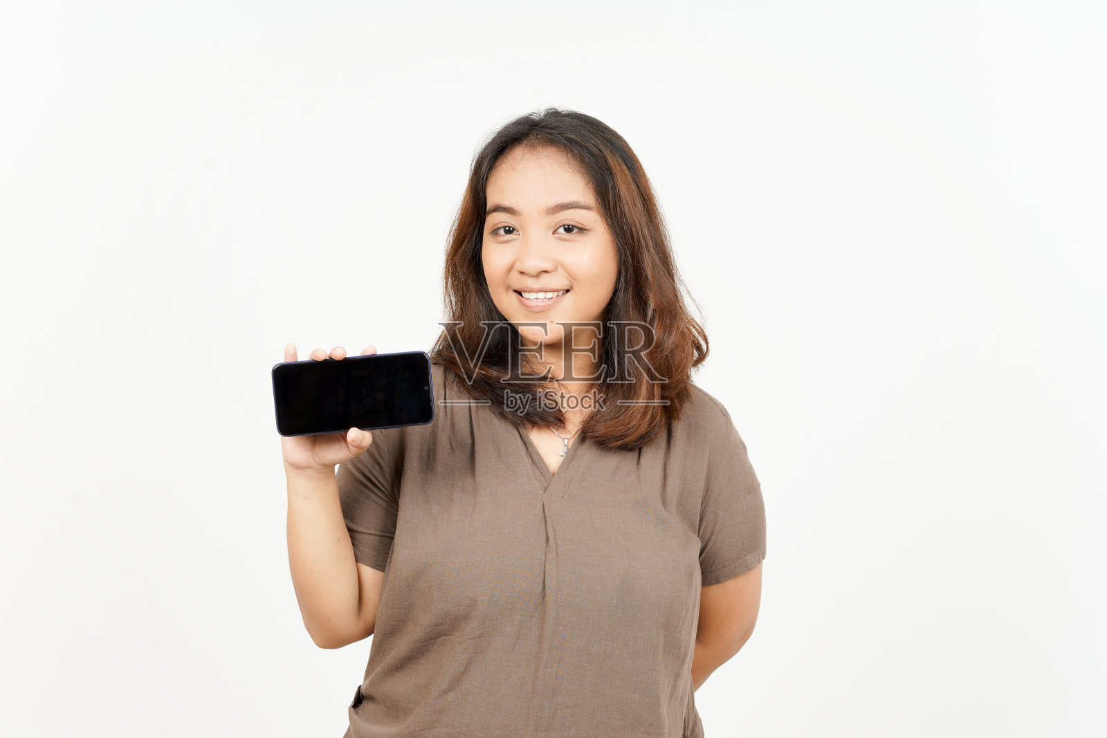 在黑屏智能手机上显示白底孤立的亚洲美女的应用程序或广告照片摄影图片