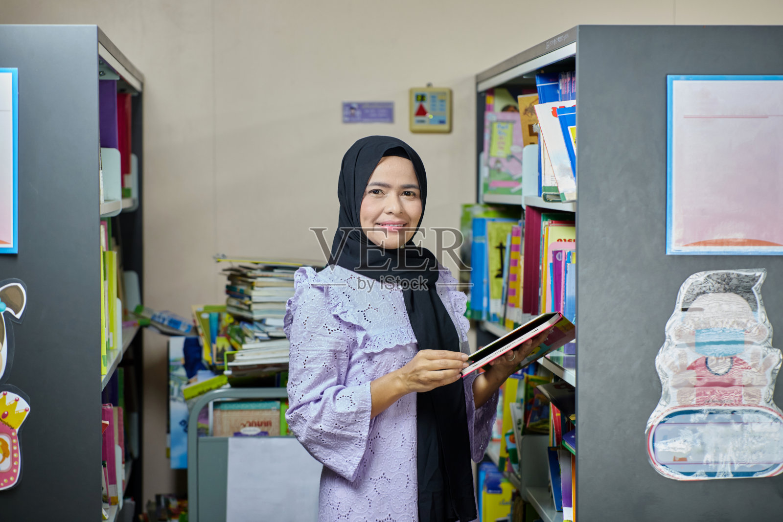 亚洲穆斯林妇女在公共图书馆看书照片摄影图片