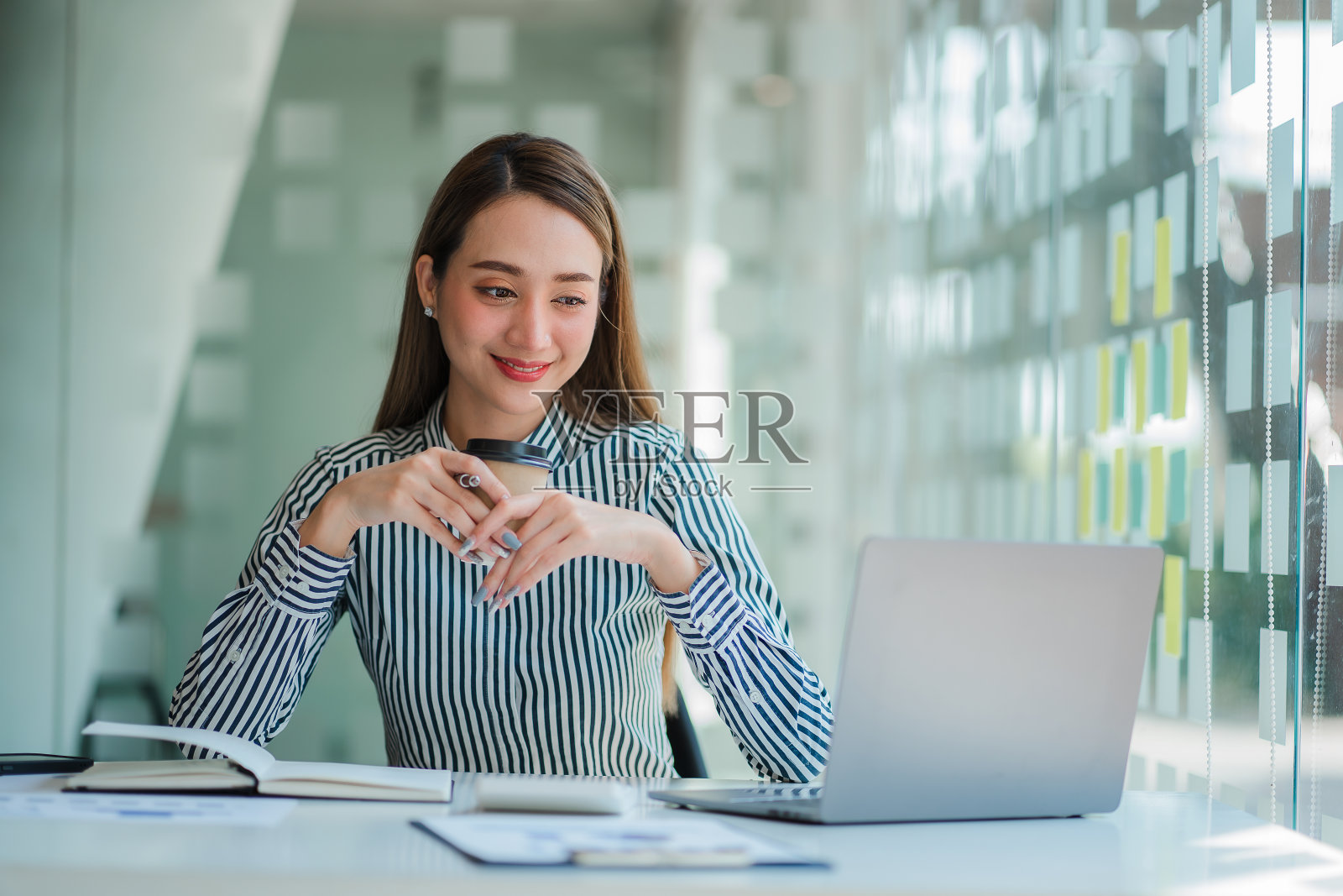 亚洲商业女性工作在她的工作站的笔记本电脑，创业，商人，员工，营销概念，帐户，在线金融，电子商务，自由职业。照片摄影图片