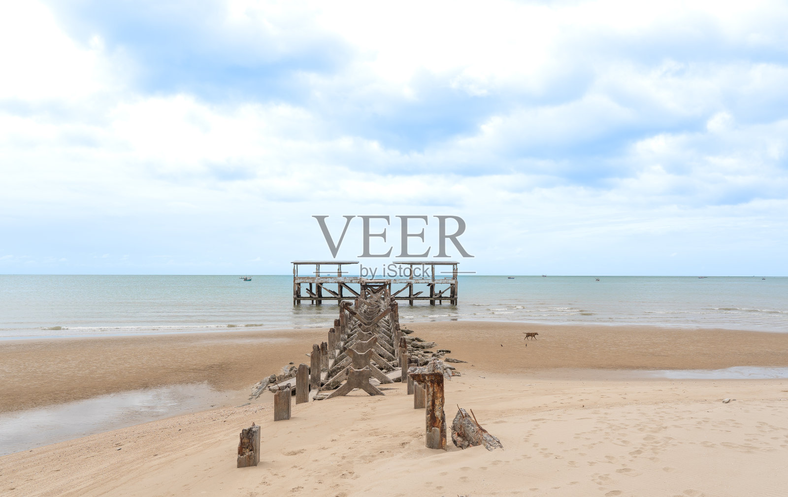 普兰布里的老桥和海上的渔船。照片摄影图片