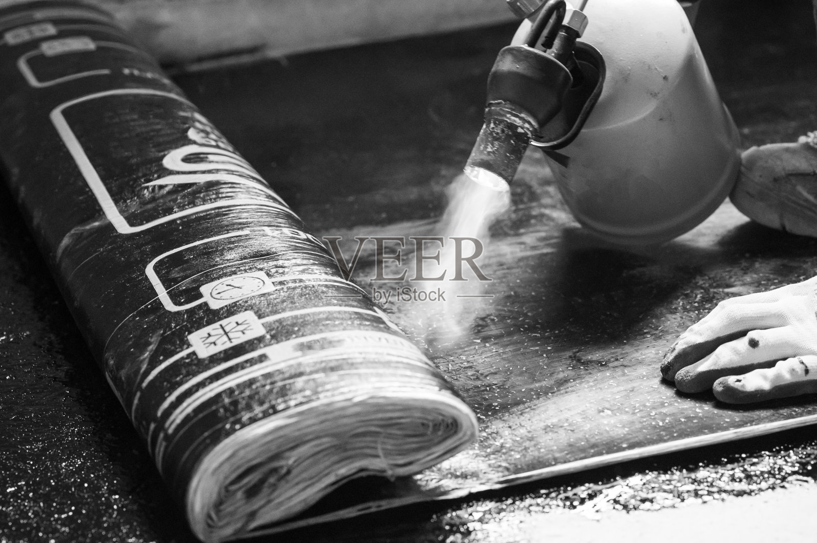 用喷枪和树脂在地板上安装防水涂料。照片摄影图片