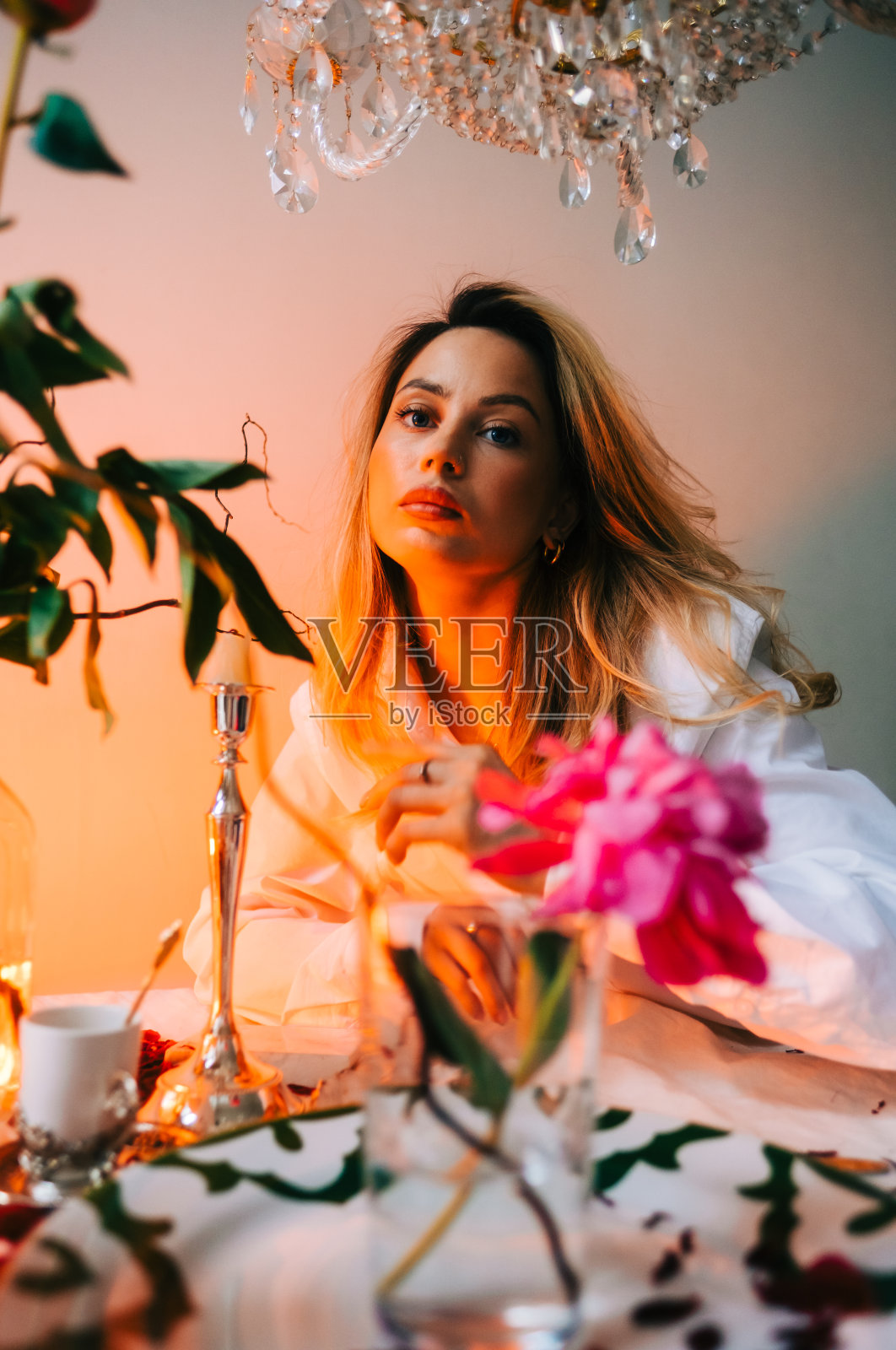 迷人的白人女人独自坐在桌子旁的肖像。照片摄影图片