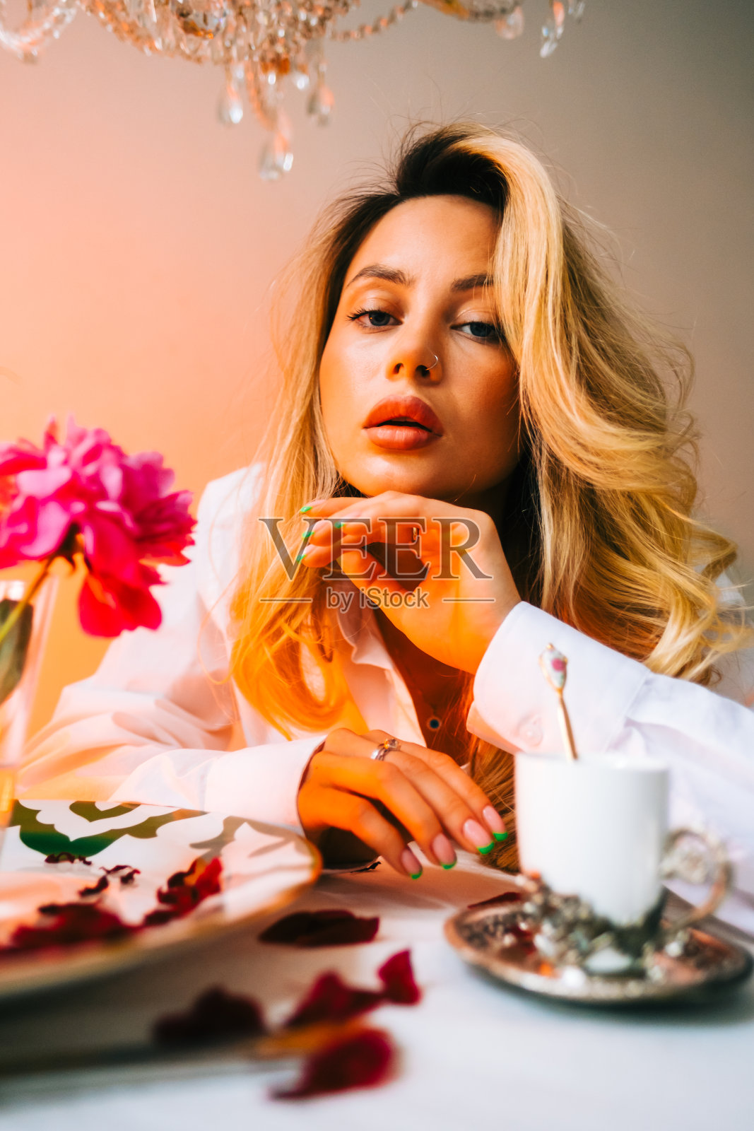 迷人的白人女人独自坐在桌子旁的肖像。照片摄影图片