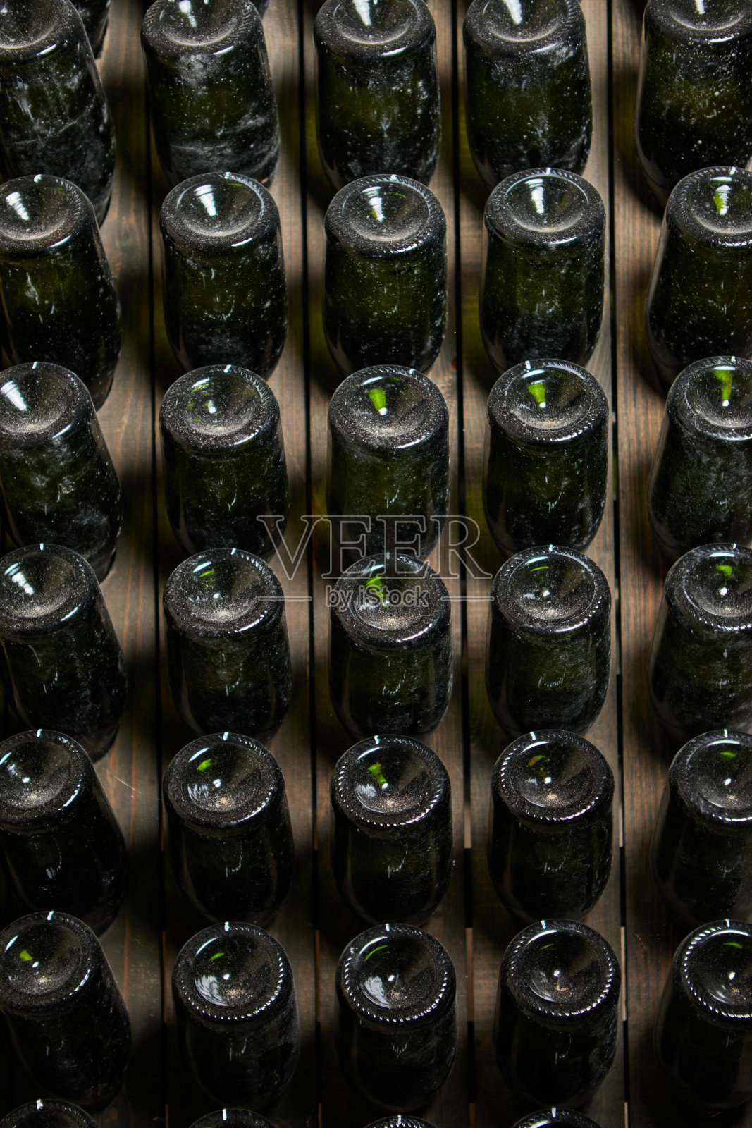酒窖里架子上的酒瓶照片摄影图片