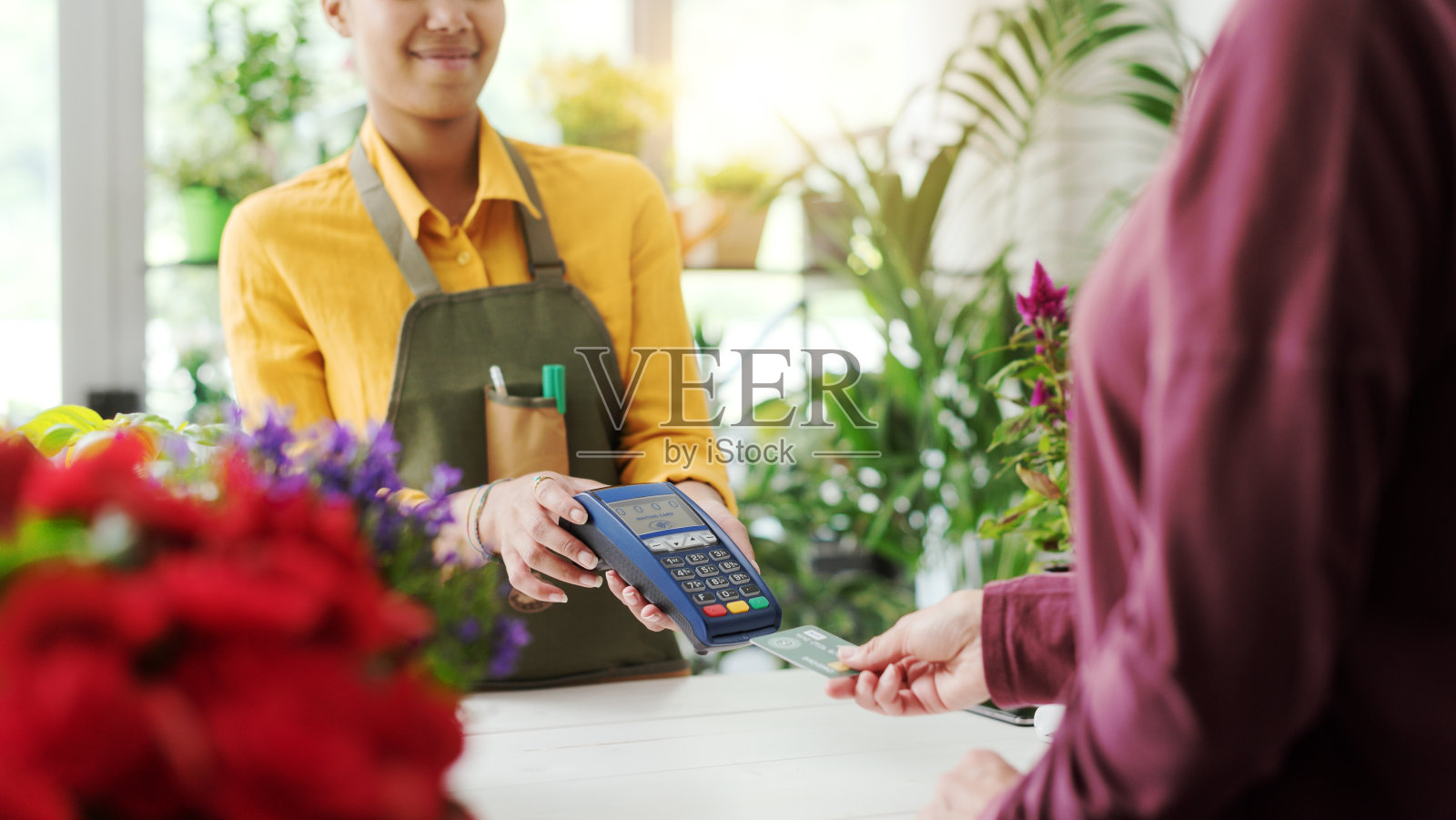 客户用信用卡支付照片摄影图片