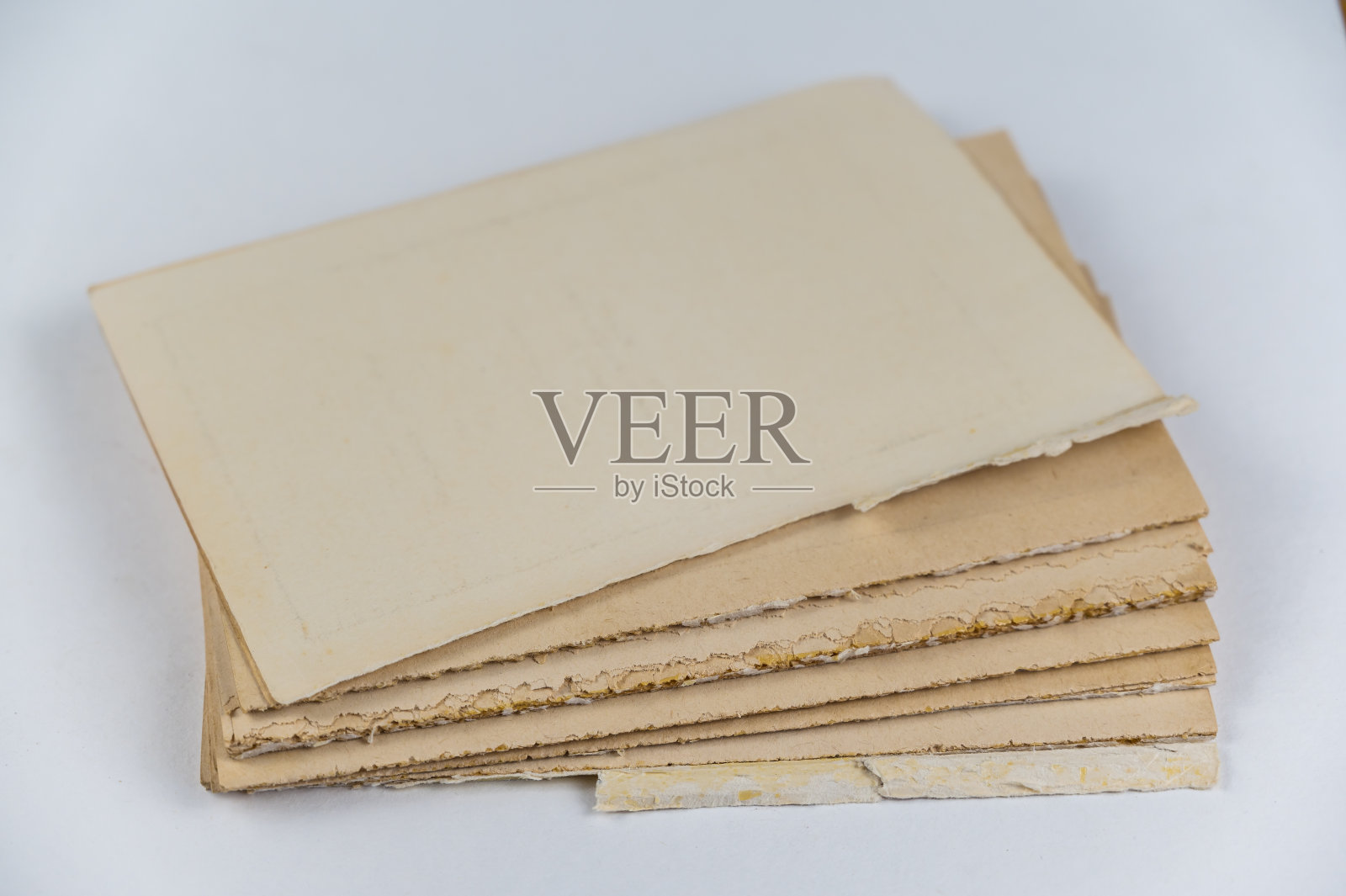 在中性背景下的一本破旧的书。棕色的页面。平装。文本块。有选择性的重点。照片摄影图片