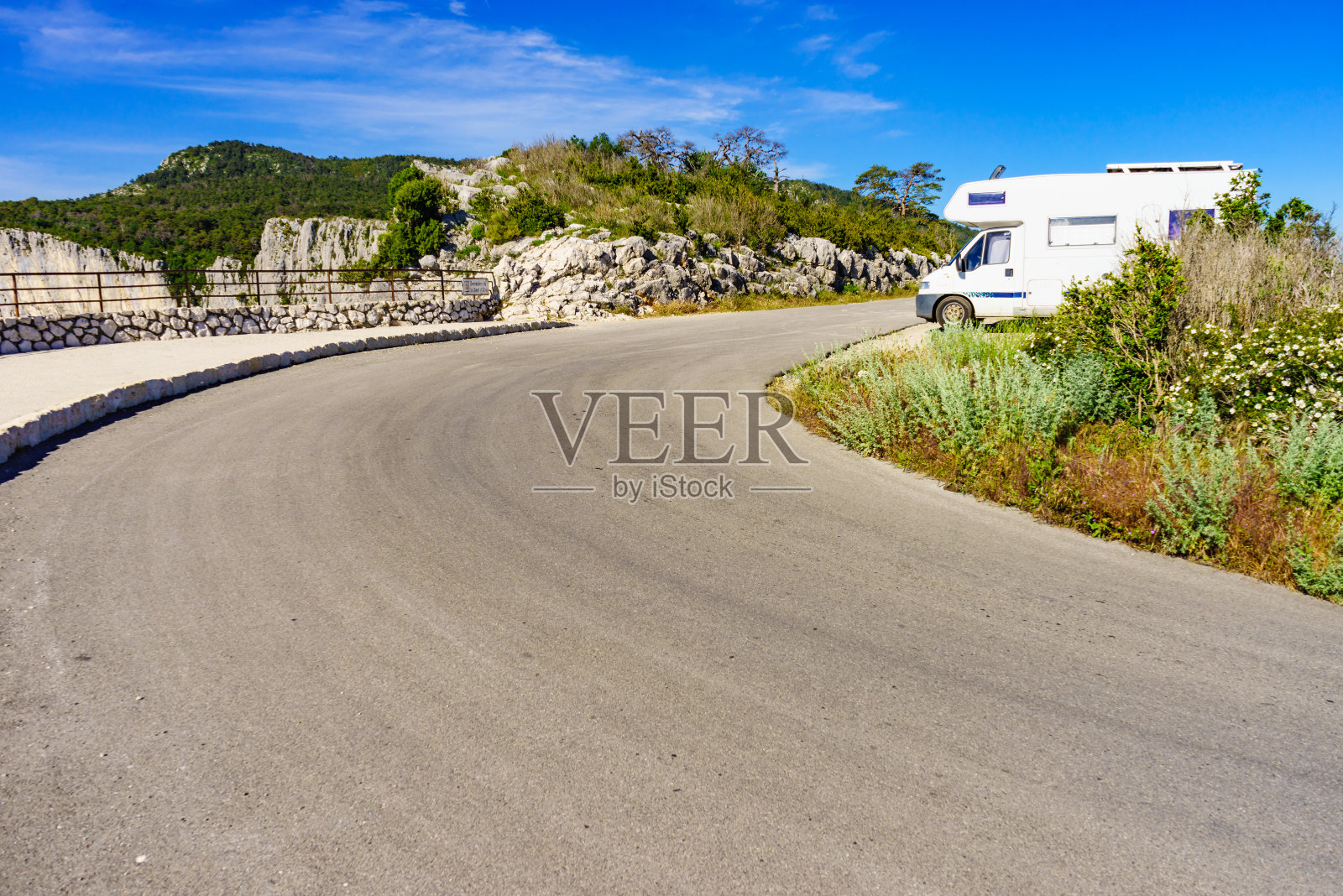 房车露营在山区，韦尔登峡谷法国。照片摄影图片