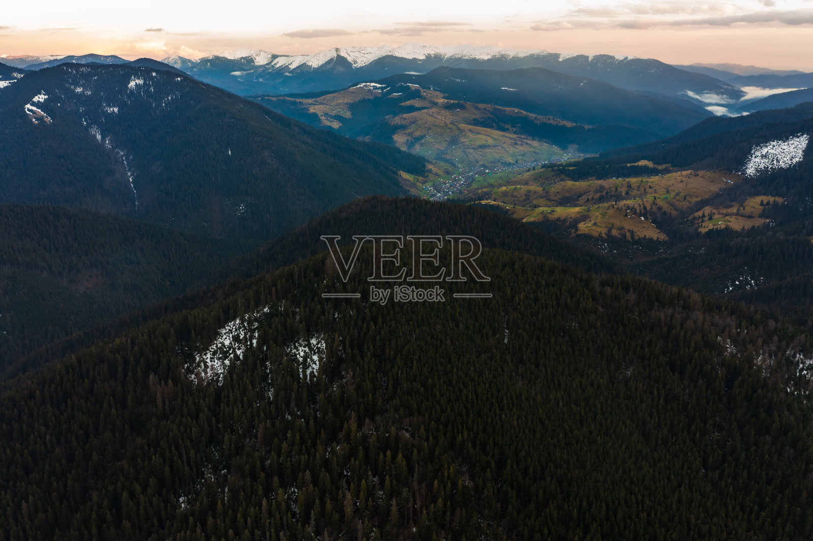 喀尔巴阡山村位于山顶之间，黎明在山间，全村在山间的全景。照片摄影图片