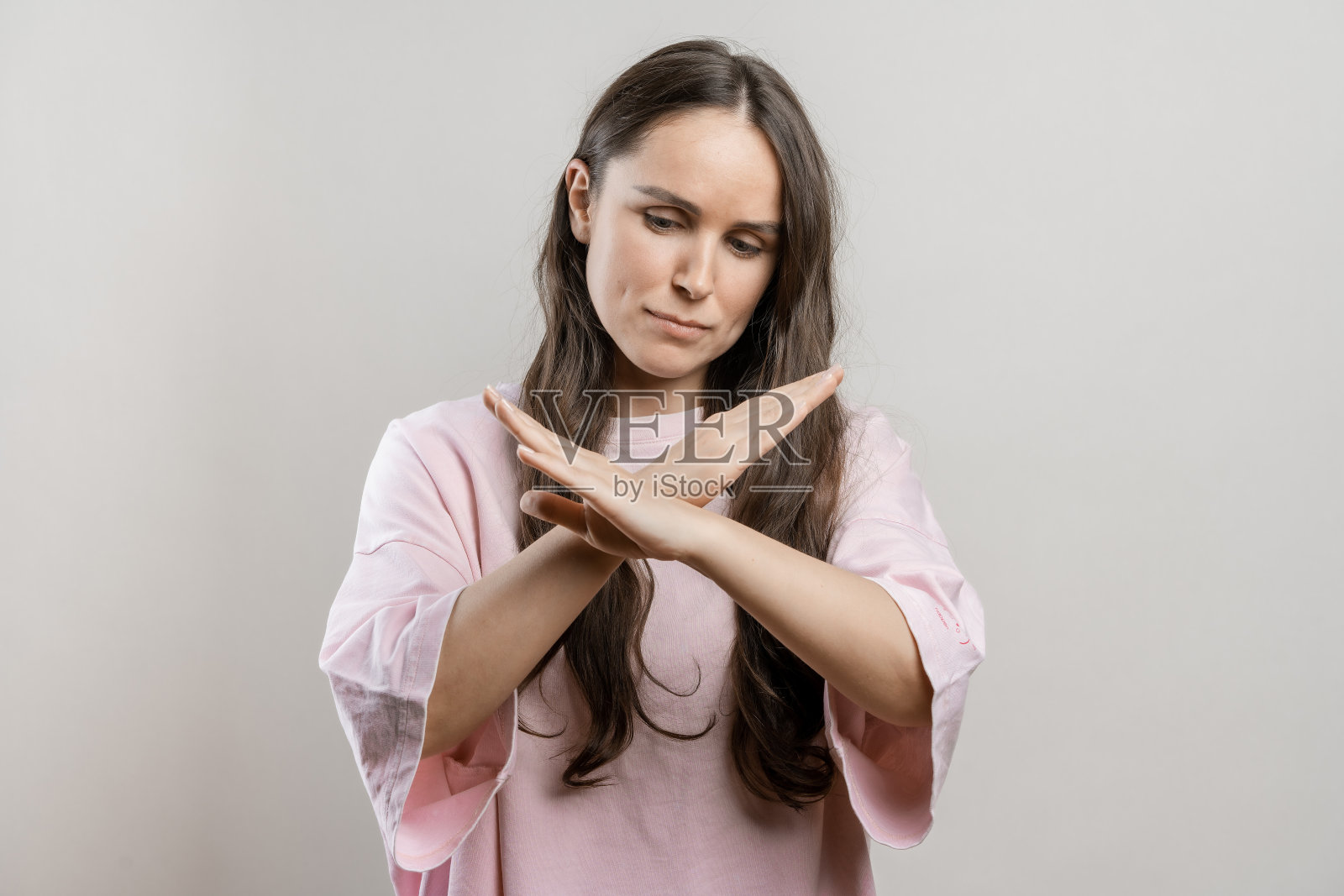 女孩示意停车。灰色背景下的黑发女孩照片摄影图片